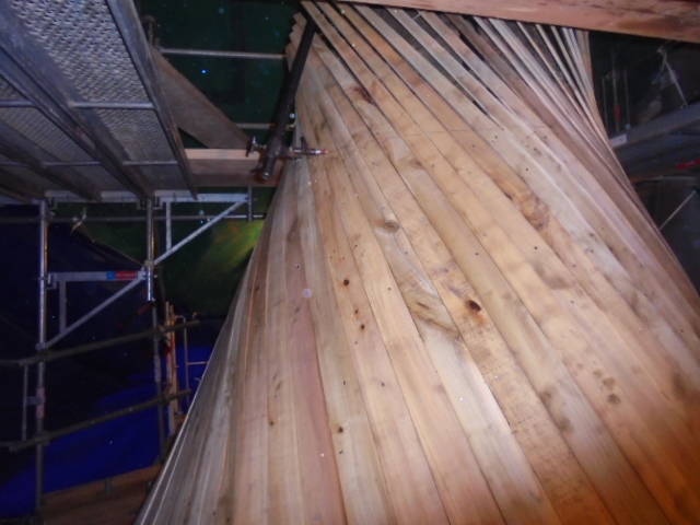 Pose de la 2ème couche de volige en peuplier rapportée sur la 1ère sur les tours du château de Celon (Indre)