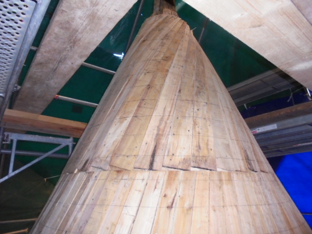 Rangs de tuiles tracés au compas sur les pointes des tours du château de Celon (Indre)