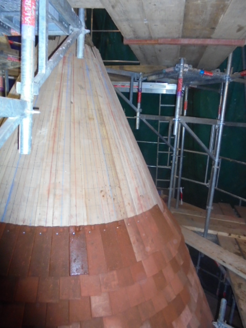 Petites tuiles plates posées posées et vissées en suivant les ournes tracées en couleur