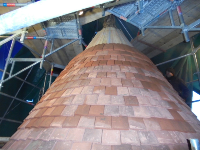 Petites tuiles Terreal en fin de pose en haut de la tour