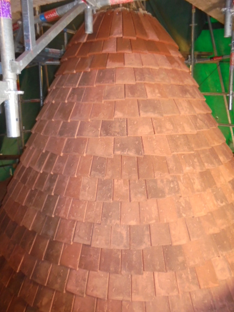 Petites tuiles en terre cuite posées sur tout ronde au château de Celon (Indre)