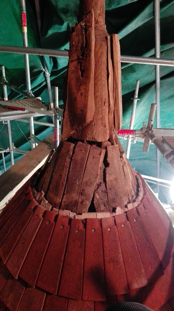 Vue sur la tête du poinçon après pose de toutes les petites tuiles