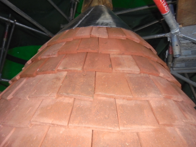 Petites tuiles plates en terre cuite taillées en haut de la tour