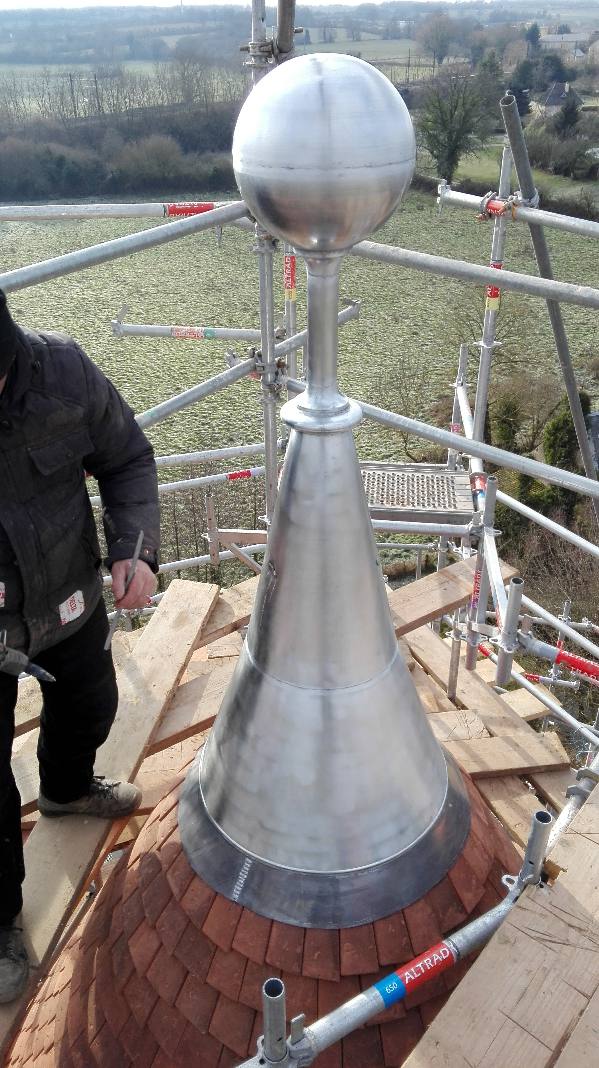 Epis en zinc avec boule posé sur tour du château de Celon (Indre)