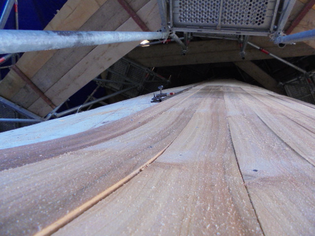 Vue d'en bas des voliges en peuplier posées sur les rampants