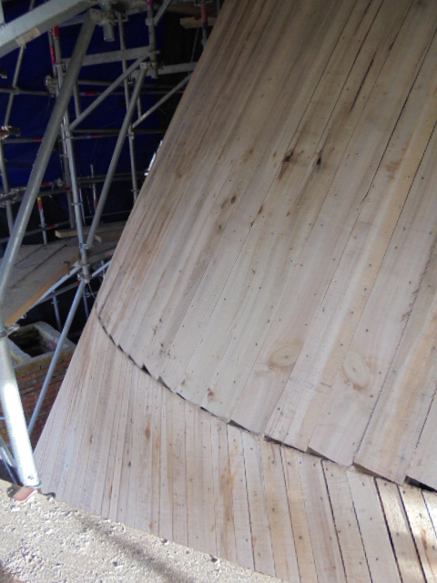 Volige en peuplier clouée sur support bois avant de recevoir la couverture