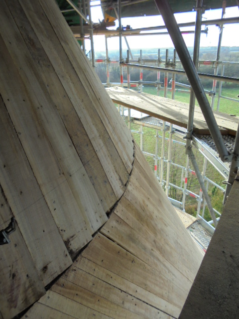 Volige en peuplier clouée pour la charpente de la tour avant de recevoir la toiture en petites tuiles plates