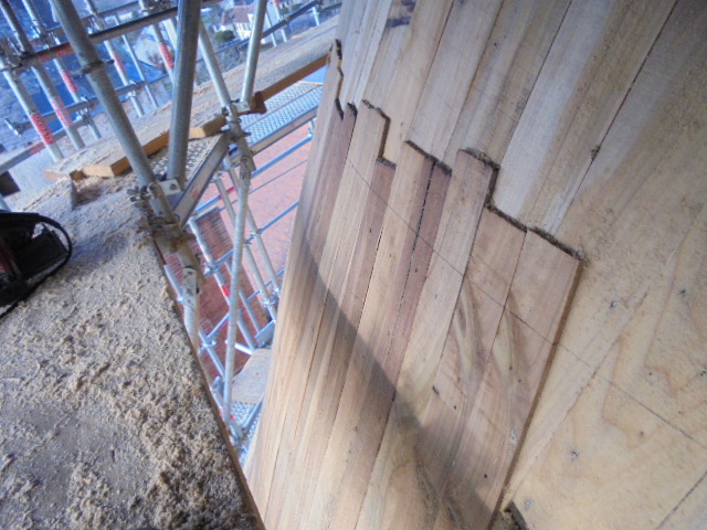 2ème couche de volige en peuplier clouée sur la 1ère