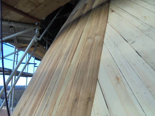 2ème couche croisée de volige en peuplier clouée sur la 1ère