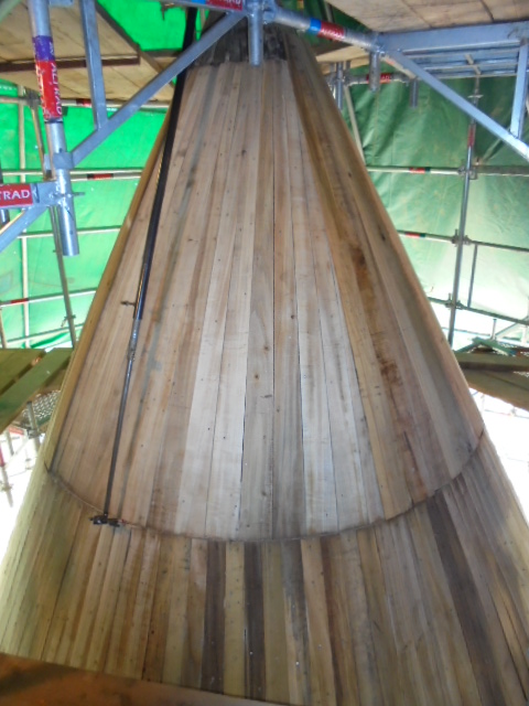 Traçages des rangs des petites tuiles sur les voliges avec compas