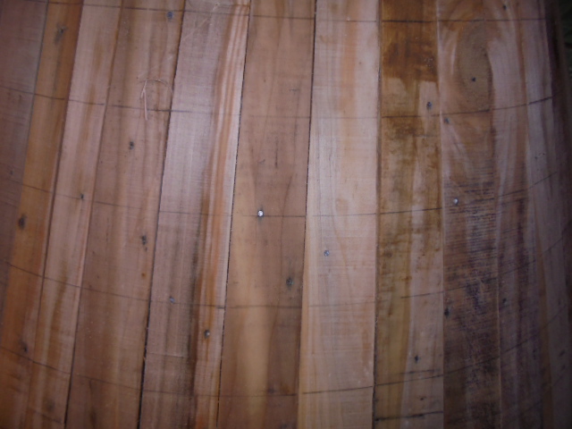 Rangs des petites tuiles plates tracées sur les voliges avec un compas