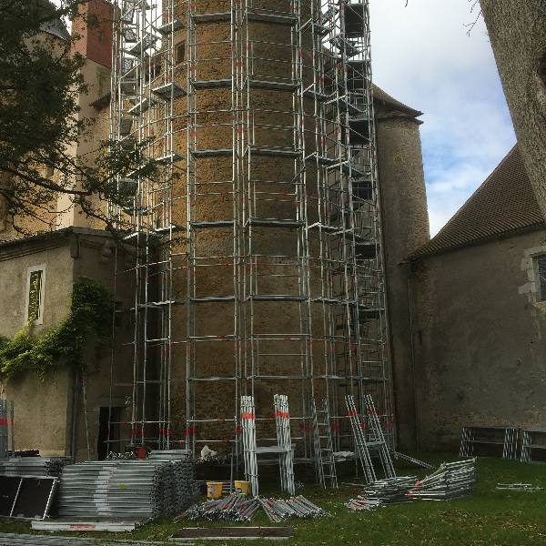 Echafaudage sur tour ronde en cours de montage
