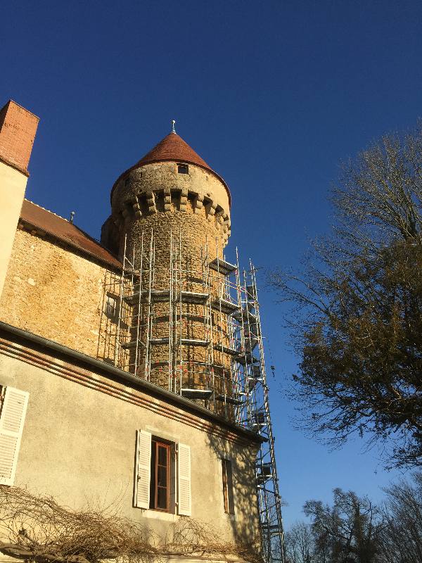 Echafaudage sur tour ronde en cours de montage