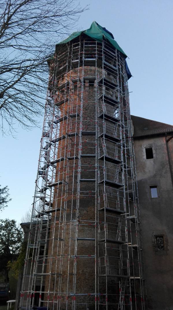 Echafaudage sur tour ronde avec parapluie